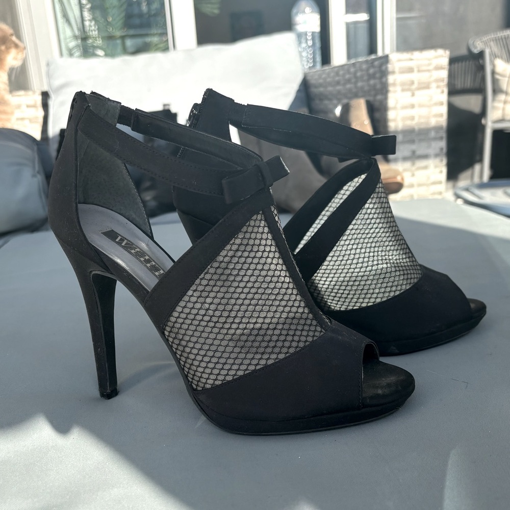 Vera Wang | Black Cutout Pumps